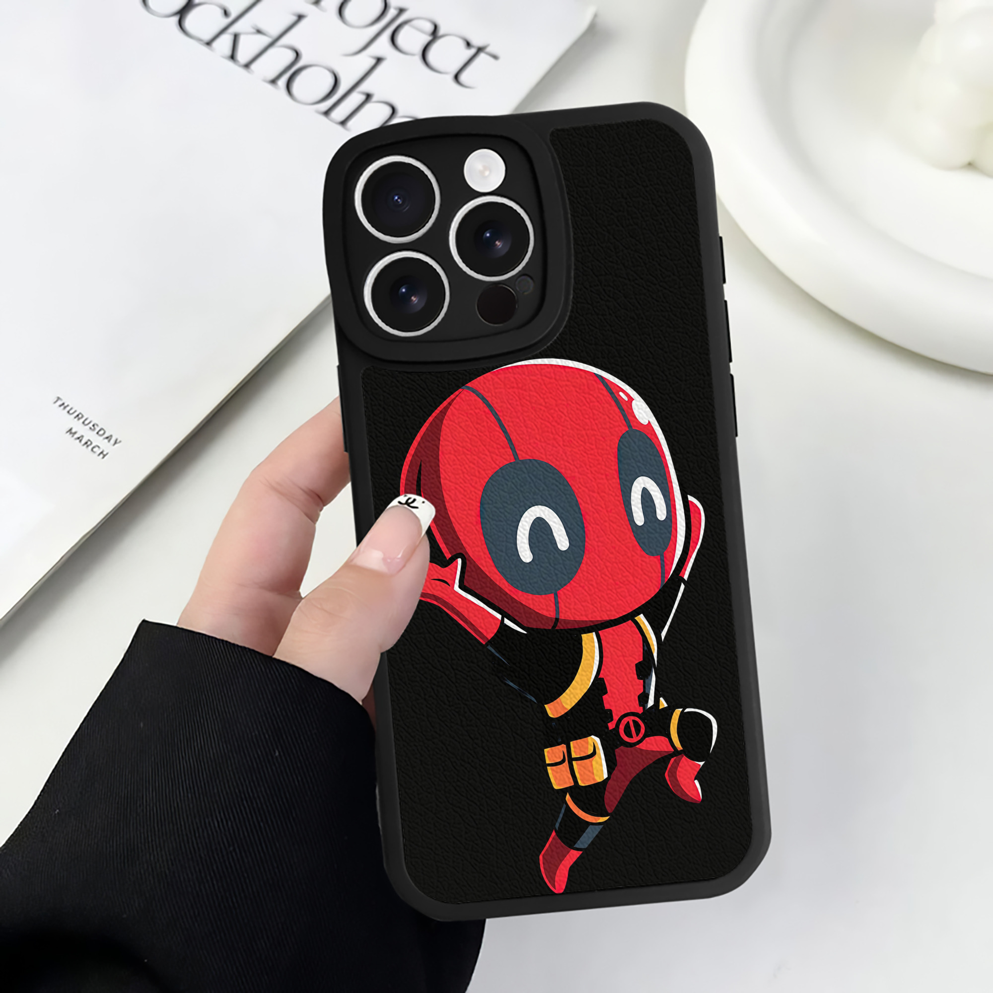 （画像用） Deadpool デッドプール 【iPhone 16シリーズ対応】シリコンスマホケース（レザー調） 材質：シリコン
